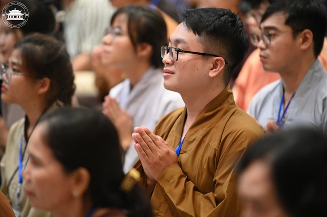 Retreat Listen to understand, see clearly to love  of Plum Village.