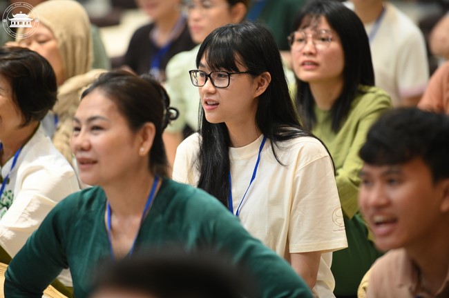 Retreat Listen to understand, see clearly to love  of Plum Village.