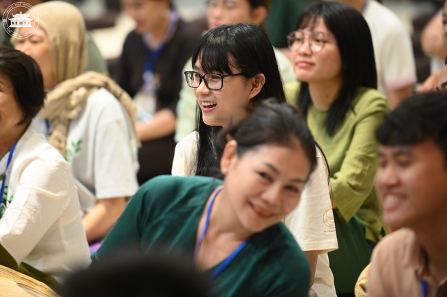 Retreat Listen to understand, see clearly to love  of Plum Village.