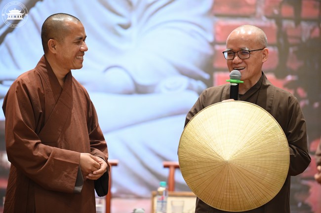 Retreat Listen to understand, see clearly to love  of Plum Village.