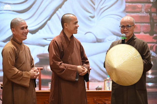 Retreat Listen to understand, see clearly to love  of Plum Village.