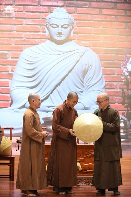 Retreat Listen to understand, see clearly to love  of Plum Village.