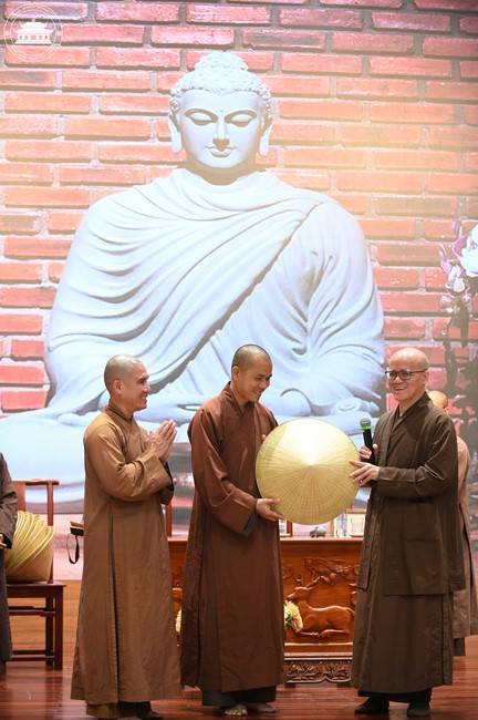 Retreat Listen to understand, see clearly to love  of Plum Village.