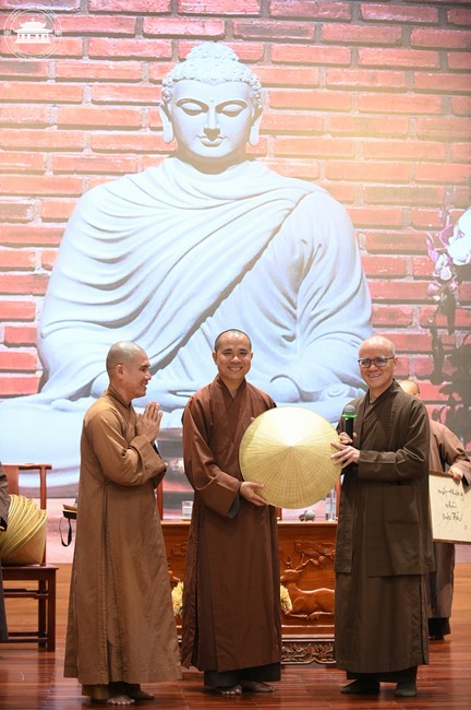 Retreat Listen to understand, see clearly to love  of Plum Village.