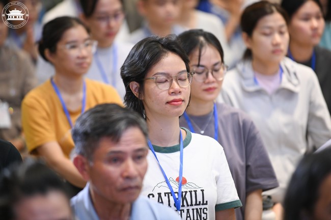 Retreat Listen to understand, see clearly to love  of Plum Village.