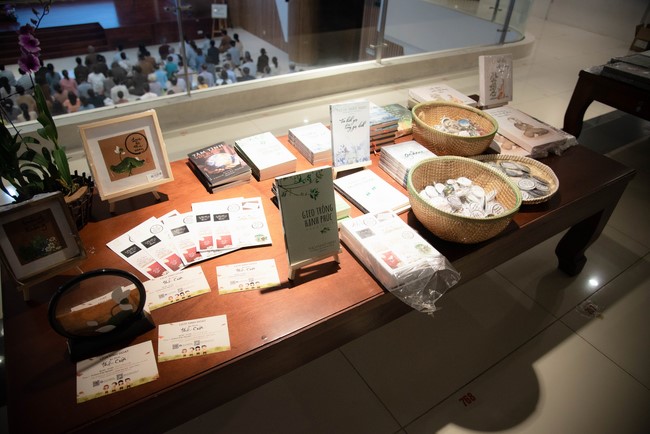 Retreat Listen to understand, see clearly to love  of Plum Village.