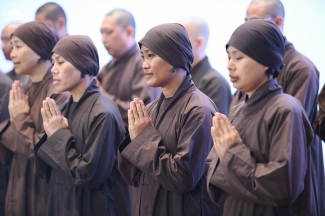 Retreat Listen to understand, see clearly to love  of Plum Village.