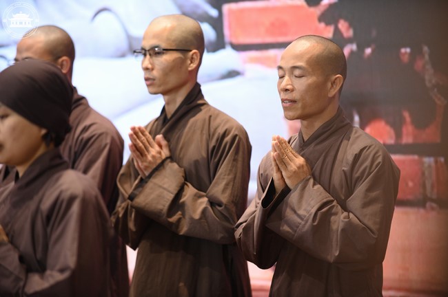 Retreat Listen to understand, see clearly to love  of Plum Village.