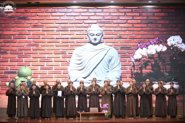 Retreat Listen to understand, see clearly to love  of Plum Village.