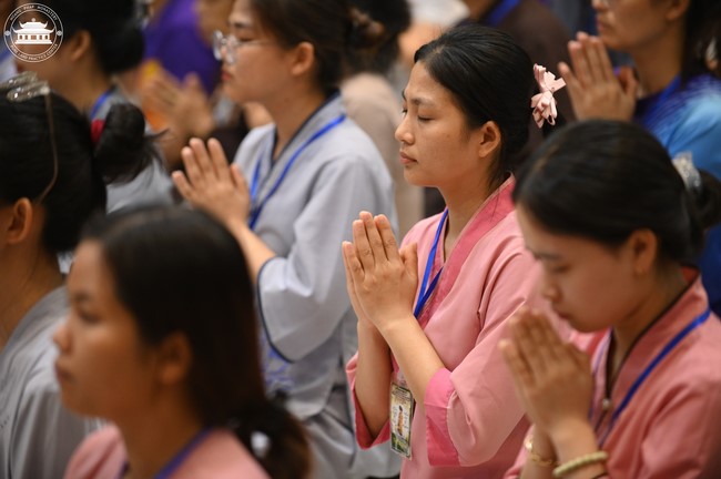 Retreat Listen to understand, see clearly to love  of Plum Village.