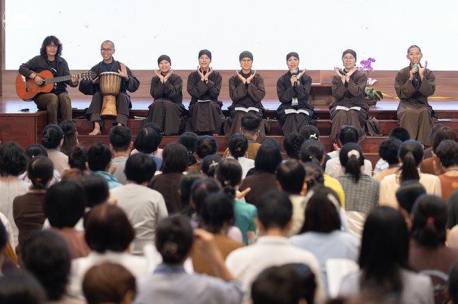 Retreat Listen to understand, see clearly to love  of Plum Village.