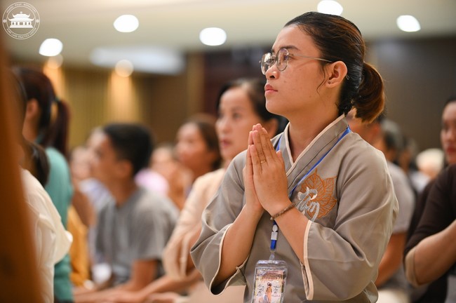 Retreat Listen to understand, see clearly to love  of Plum Village.