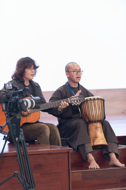 Retreat Listen to understand, see clearly to love  of Plum Village.