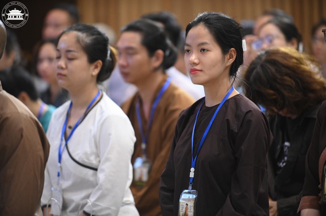 Retreat Listen to understand, see clearly to love  of Plum Village.