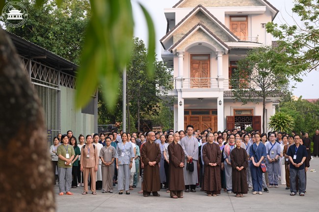 Retreat Listen to understand, see clearly to love  of Plum Village.