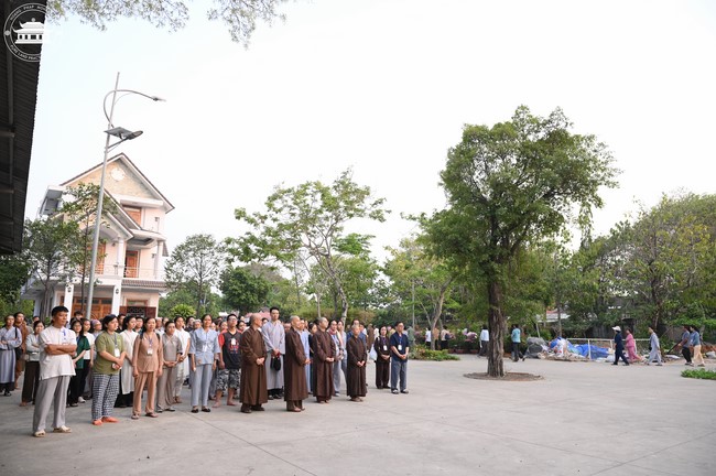 Retreat Listen to understand, see clearly to love  of Plum Village.