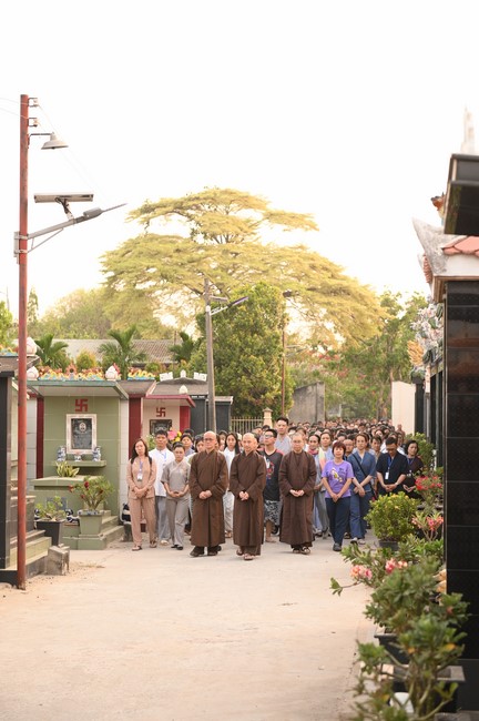 Retreat Listen to understand, see clearly to love  of Plum Village.