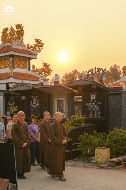 Retreat Listen to understand, see clearly to love  of Plum Village.