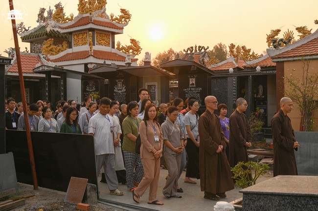 Retreat Listen to understand, see clearly to love  of Plum Village.