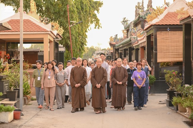 Retreat Listen to understand, see clearly to love  of Plum Village.