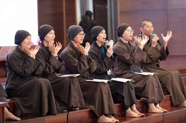 Retreat Listen to understand, see clearly to love  of Plum Village.