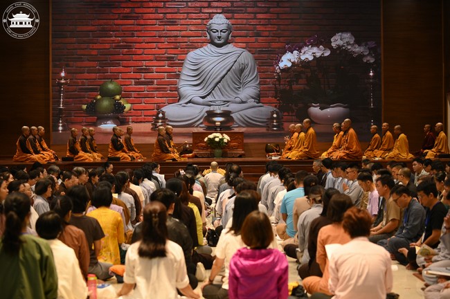 Retreat Listen to understand, see clearly to love  of Plum Village.