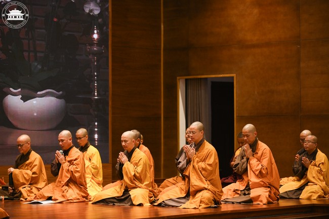 Retreat Listen to understand, see clearly to love  of Plum Village.