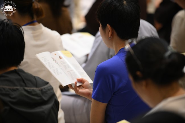 Retreat Listen to understand, see clearly to love  of Plum Village.