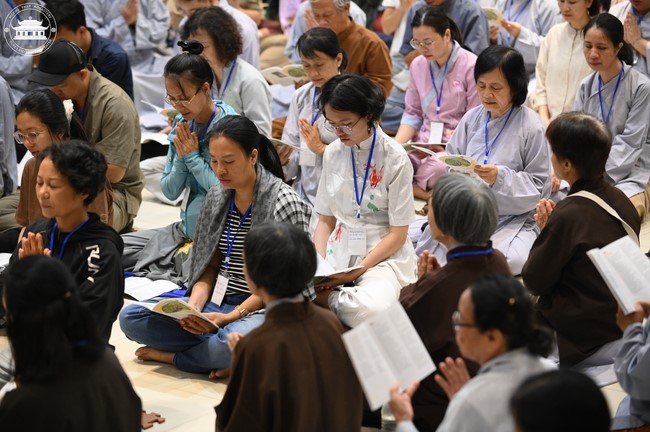 Retreat Listen to understand, see clearly to love  of Plum Village.