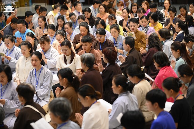 Retreat Listen to understand, see clearly to love  of Plum Village.