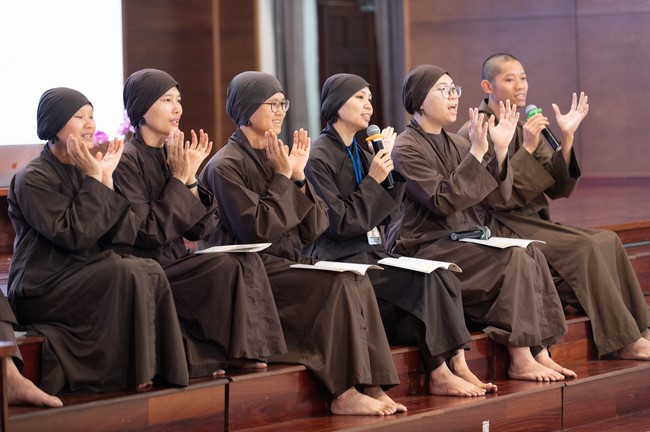 Retreat Listen to understand, see clearly to love  of Plum Village.