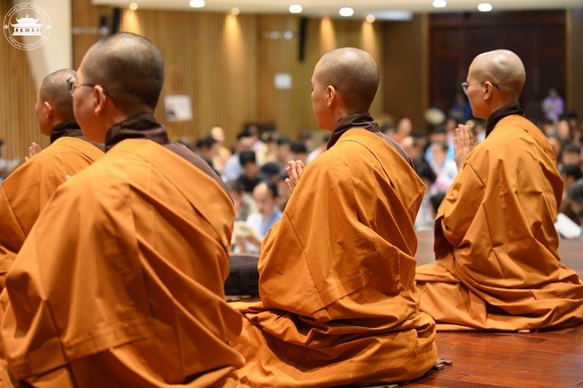 Retreat Listen to understand, see clearly to love  of Plum Village.