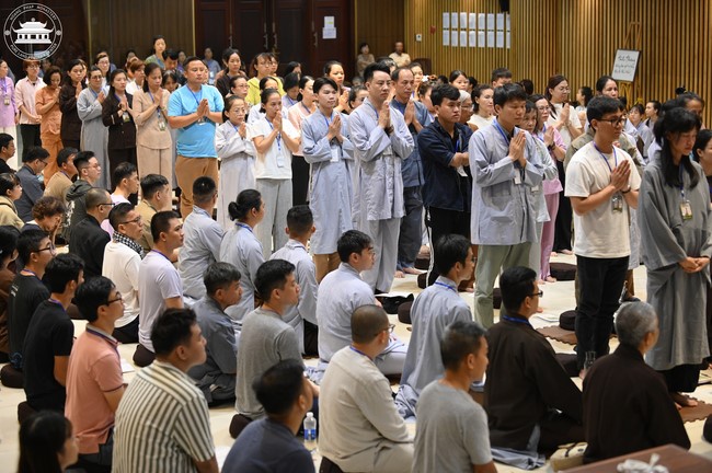 Retreat Listen to understand, see clearly to love  of Plum Village.