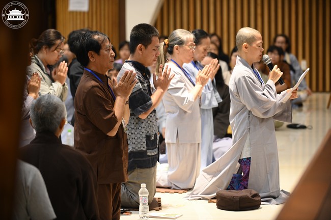 Retreat Listen to understand, see clearly to love  of Plum Village.