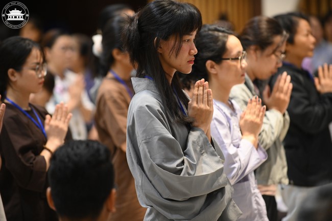 Retreat Listen to understand, see clearly to love  of Plum Village.