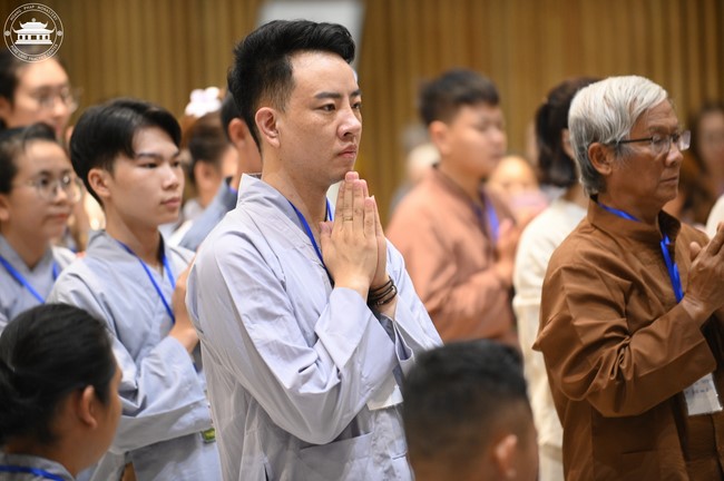 Retreat Listen to understand, see clearly to love  of Plum Village.