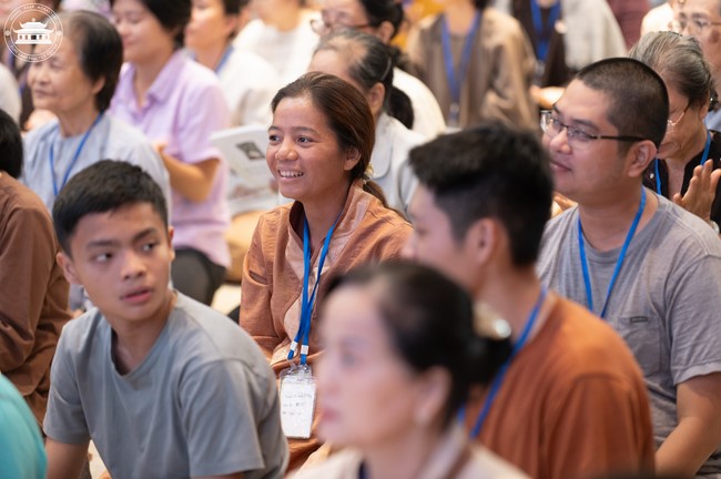 Retreat Listen to understand, see clearly to love  of Plum Village.