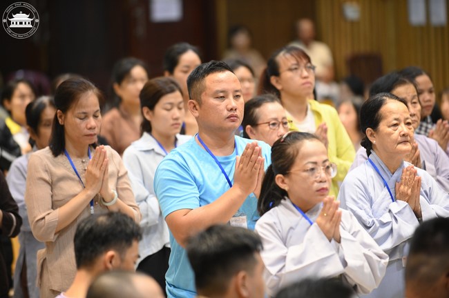 Retreat Listen to understand, see clearly to love  of Plum Village.