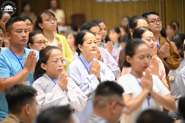 Retreat Listen to understand, see clearly to love  of Plum Village.