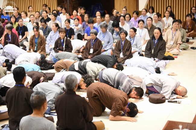 Retreat Listen to understand, see clearly to love  of Plum Village.