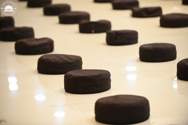 Retreat Listen to understand, see clearly to love  of Plum Village.