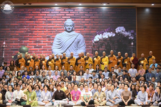 Retreat Listen to understand, see clearly to love  of Plum Village.