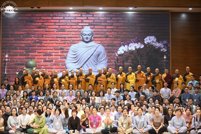 Retreat Listen to understand, see clearly to love  of Plum Village.