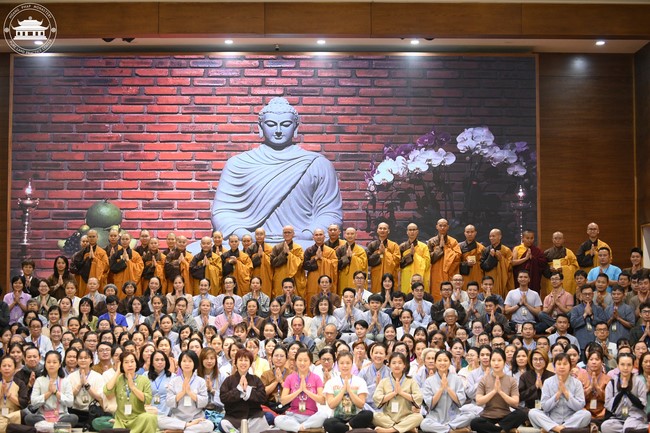 Retreat Listen to understand, see clearly to love  of Plum Village.