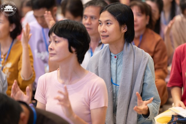 Retreat Listen to understand, see clearly to love  of Plum Village.