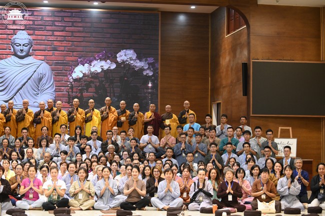 Retreat Listen to understand, see clearly to love  of Plum Village.