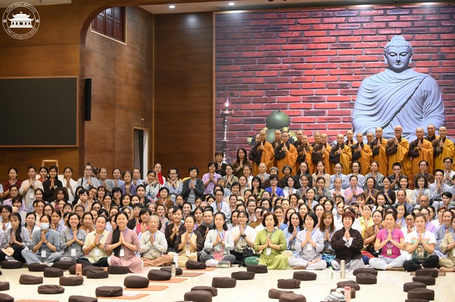 Retreat Listen to understand, see clearly to love  of Plum Village.