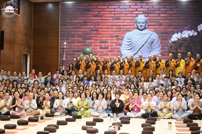 Retreat Listen to understand, see clearly to love  of Plum Village.