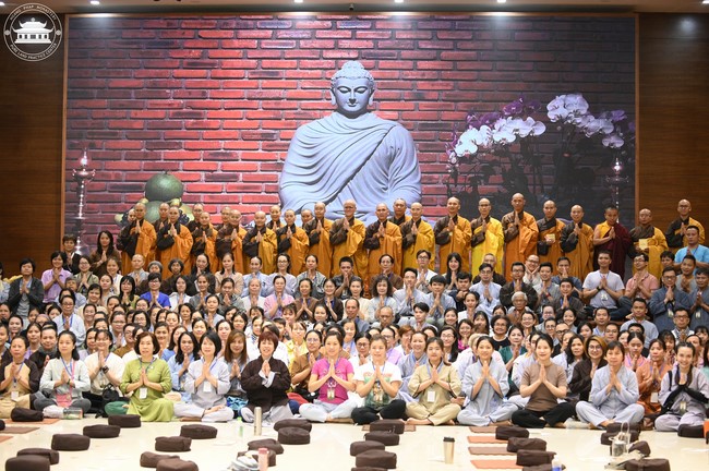 Retreat Listen to understand, see clearly to love  of Plum Village.