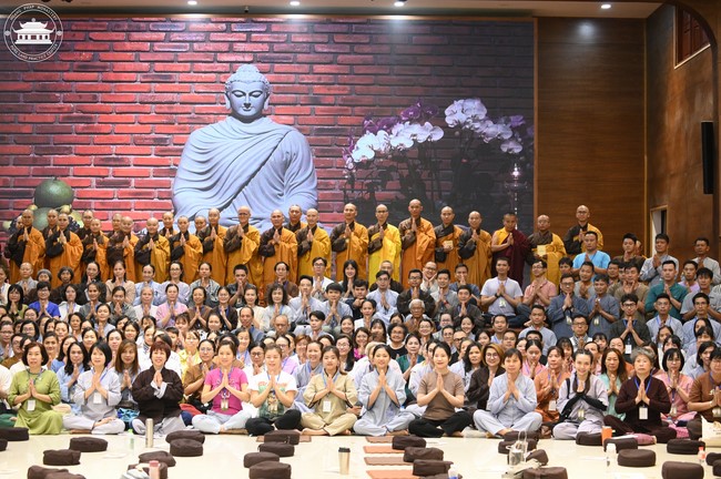 Retreat Listen to understand, see clearly to love  of Plum Village.